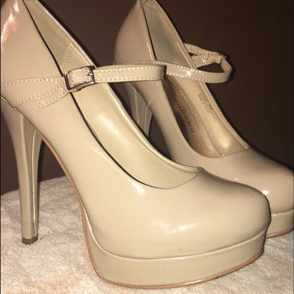 HOSTPICK! 💕chinese laundry high heels - Picture 1 of 7